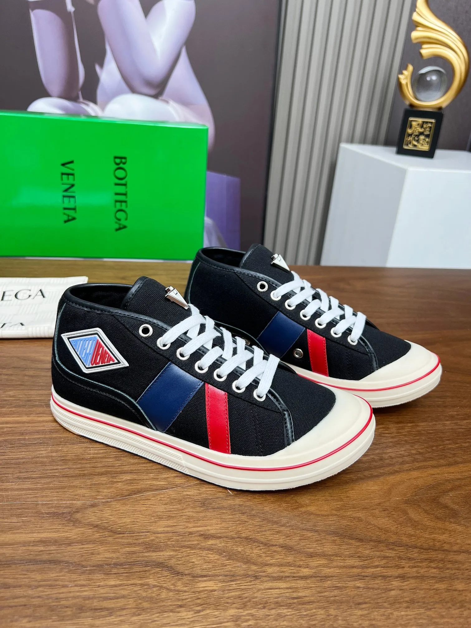 Men's men's shoes 💰520💰 Bottega Veneta BV's latest Eliot series retro basketball shoes casual sports canvas shoes 🔥Become a god when it is launched!🔥 Inspired by retro basketball sneakers, the color combination highlights youthful vitality and perfectly interprets the theme of youth and childlike innocence. The details are also very particular. The summer canvas brings excellent durability and comfort. Designs such as calfskin trim, rubber toe caps and hand-painted retro red lines are full of retro feel. The round toe and convex sole add a modern feel and are suitable for various styles. Easily create a fashionable atmosphere. The upper foot is the focus...can be worn as a couple's shoes...The red lines on each shoe edge are hand-painted, which adds more taste and attitude! ✦Fabric: Original customized high-density canvas + cowhide ✦Inner lining: original customized breathable canvas ✦Insole: movable latex cowhide insole ✦Sole: original molded non-slip and wear-resistant TPU material ✦Sole thickness: 3cm ✦Number of sizes: female size 35--40, female 40 is customized and non-returnable ✦Number: male size 39--45, male 45 is customized and non-returnable
